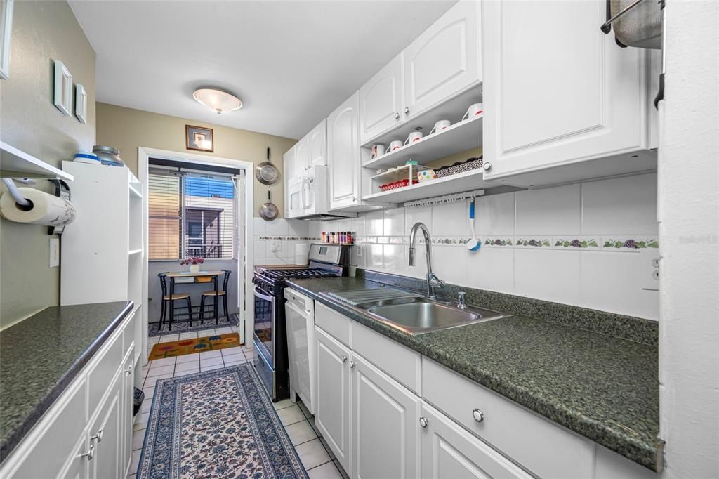 For Sale: $119,000 (1 beds, 1 baths, 735 Square Feet)