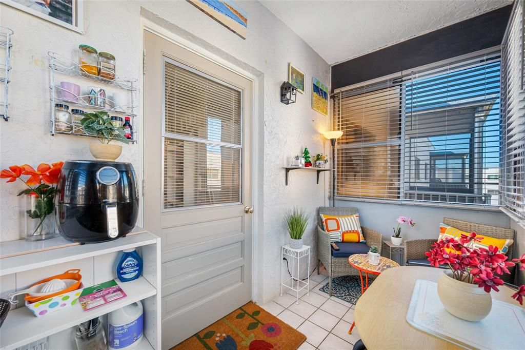 For Sale: $119,000 (1 beds, 1 baths, 735 Square Feet)