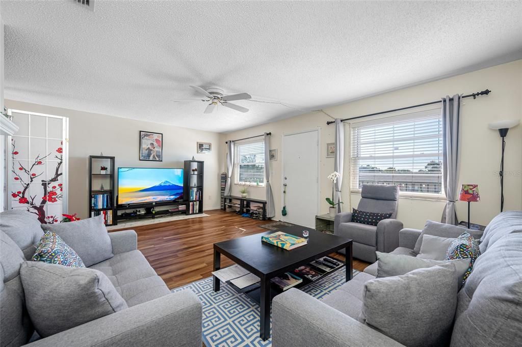 For Sale: $119,000 (1 beds, 1 baths, 735 Square Feet)