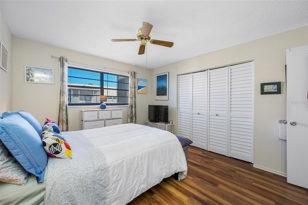 For Sale: $119,000 (1 beds, 1 baths, 735 Square Feet)