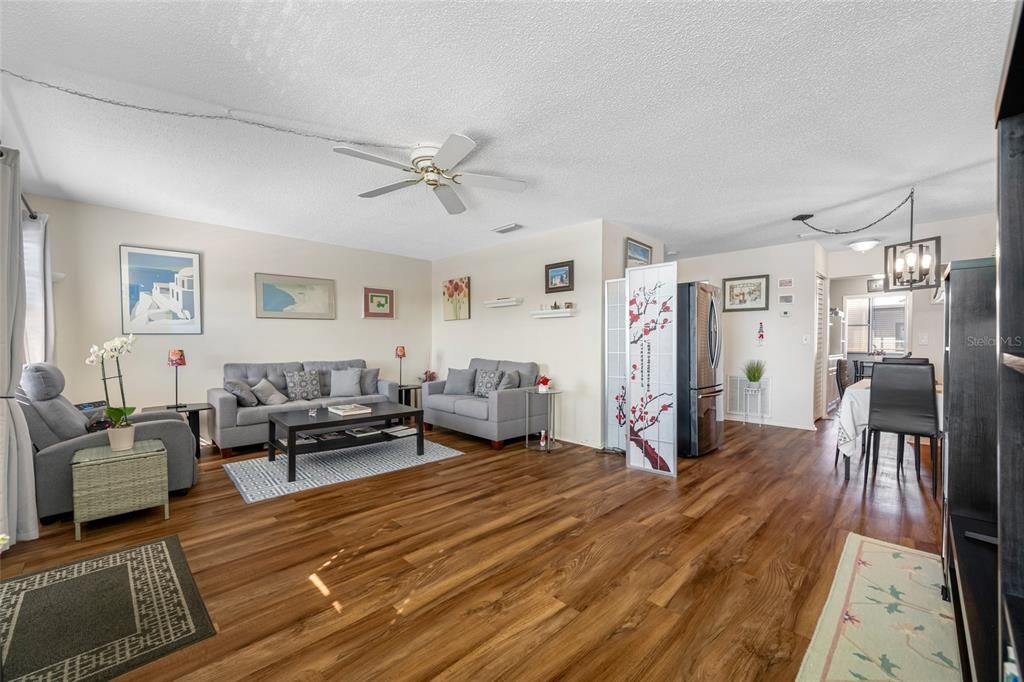 For Sale: $119,000 (1 beds, 1 baths, 735 Square Feet)