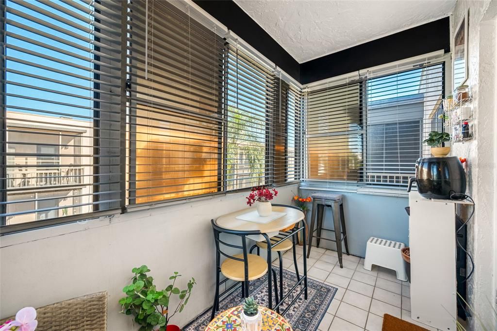 For Sale: $119,000 (1 beds, 1 baths, 735 Square Feet)