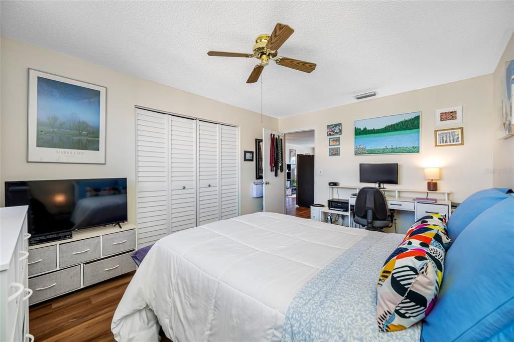 For Sale: $119,000 (1 beds, 1 baths, 735 Square Feet)