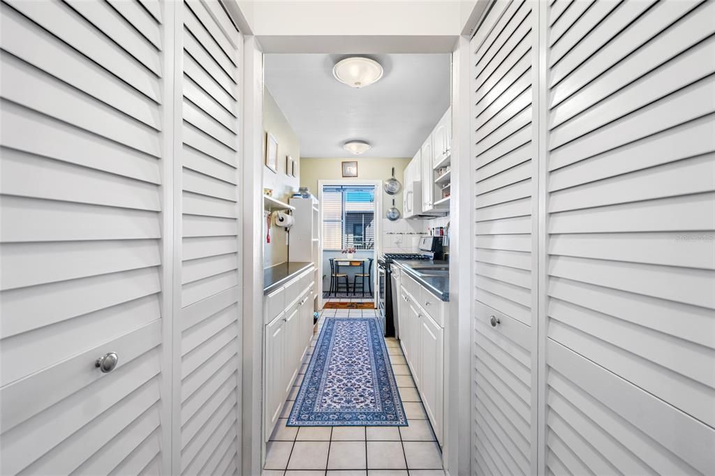 For Sale: $119,000 (1 beds, 1 baths, 735 Square Feet)