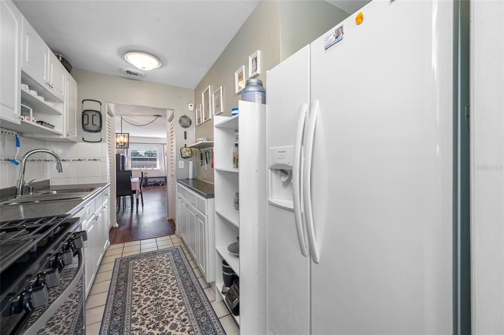 For Sale: $119,000 (1 beds, 1 baths, 735 Square Feet)