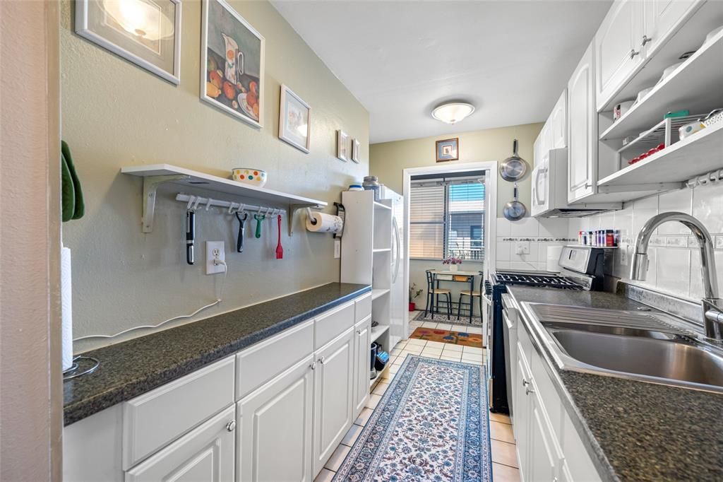 For Sale: $119,000 (1 beds, 1 baths, 735 Square Feet)