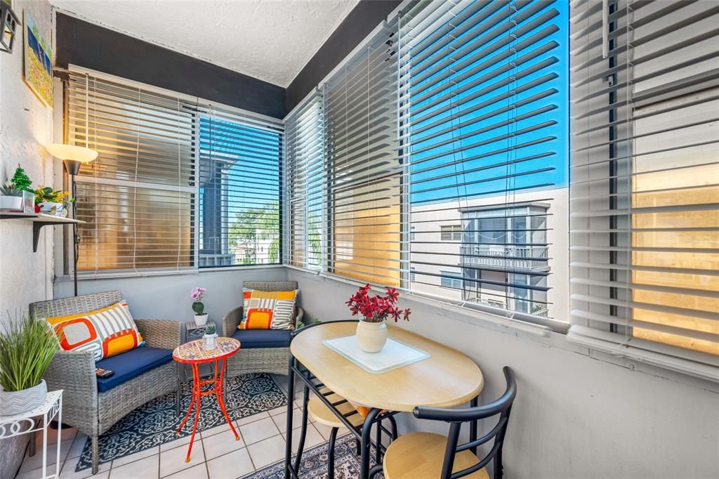 For Sale: $119,000 (1 beds, 1 baths, 735 Square Feet)