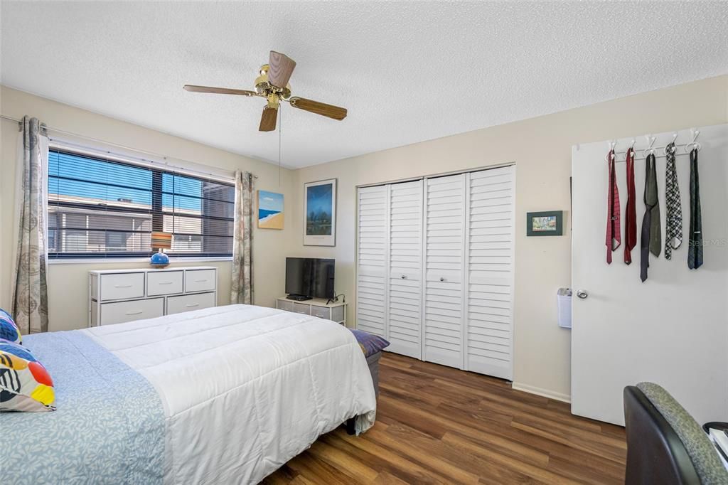 For Sale: $119,000 (1 beds, 1 baths, 735 Square Feet)