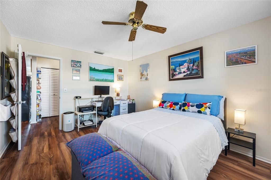 For Sale: $119,000 (1 beds, 1 baths, 735 Square Feet)