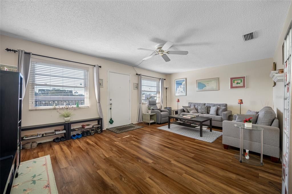 For Sale: $119,000 (1 beds, 1 baths, 735 Square Feet)