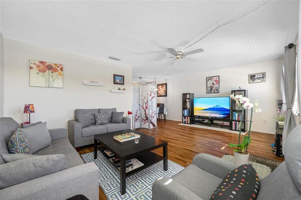 For Sale: $119,000 (1 beds, 1 baths, 735 Square Feet)