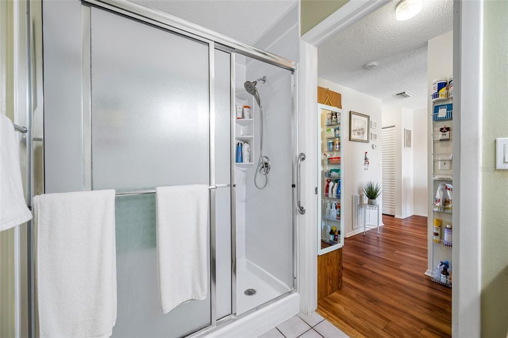 For Sale: $119,000 (1 beds, 1 baths, 735 Square Feet)