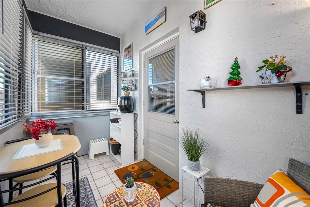 For Sale: $119,000 (1 beds, 1 baths, 735 Square Feet)