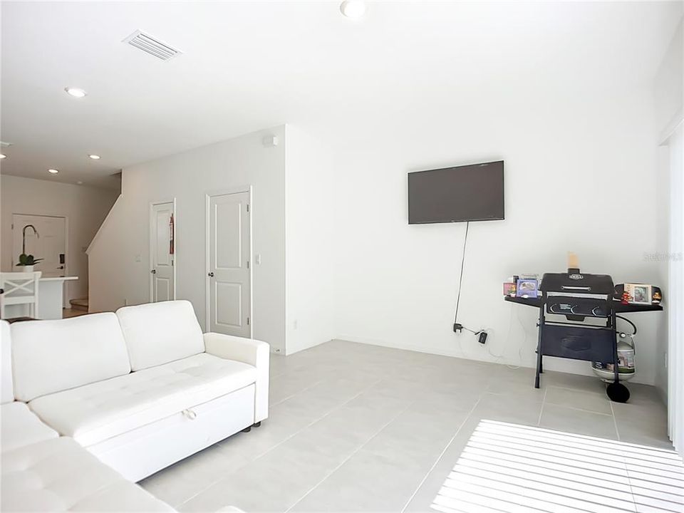 For Rent: $2,100 (2 beds, 2 baths, 1187 Square Feet)