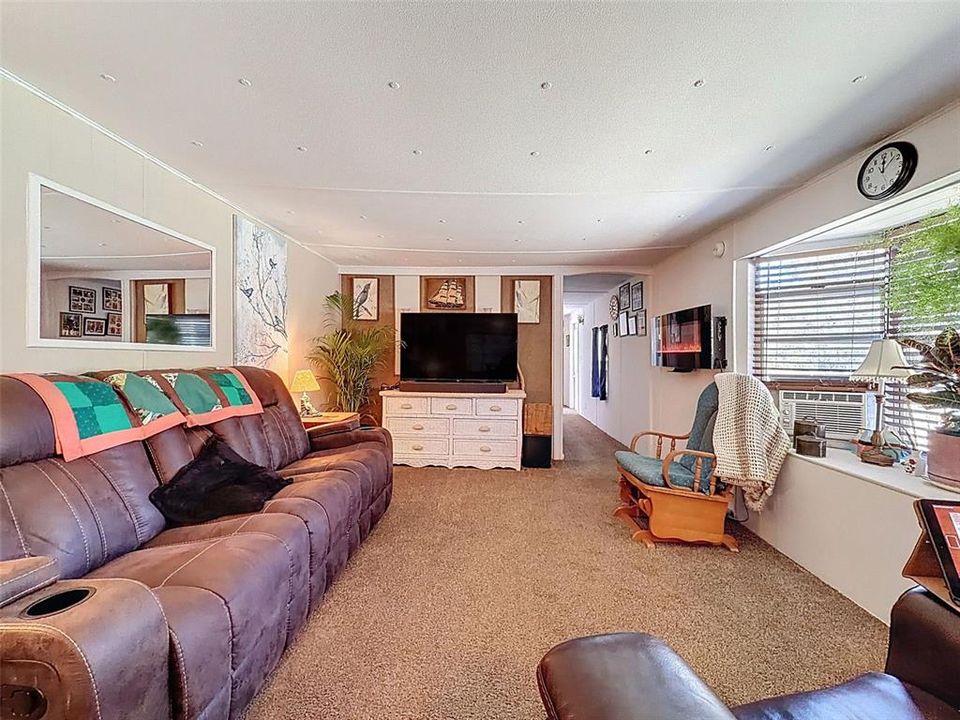 For Sale: $129,900 (2 beds, 1 baths, 960 Square Feet)