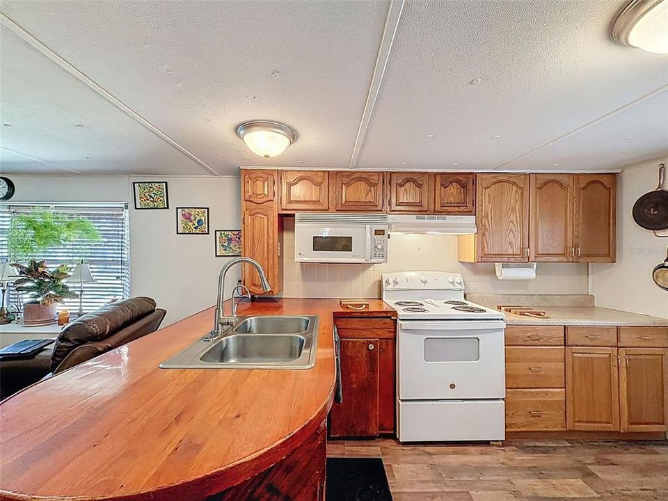 For Sale: $129,900 (2 beds, 1 baths, 960 Square Feet)