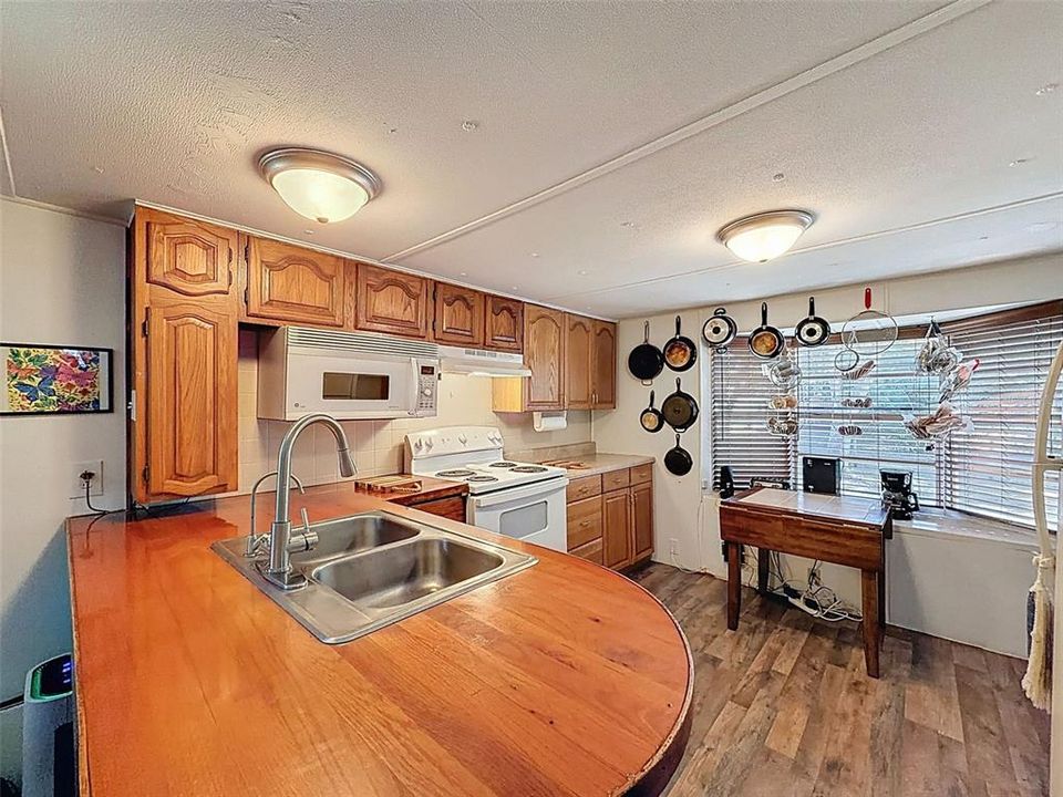 For Sale: $129,900 (2 beds, 1 baths, 960 Square Feet)