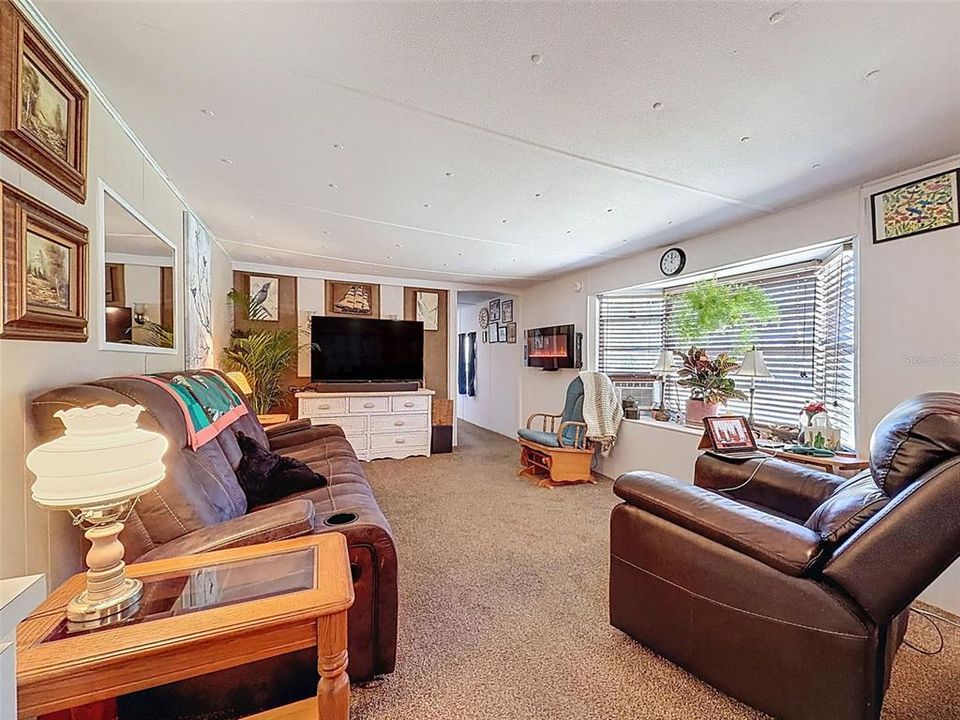 For Sale: $129,900 (2 beds, 1 baths, 960 Square Feet)