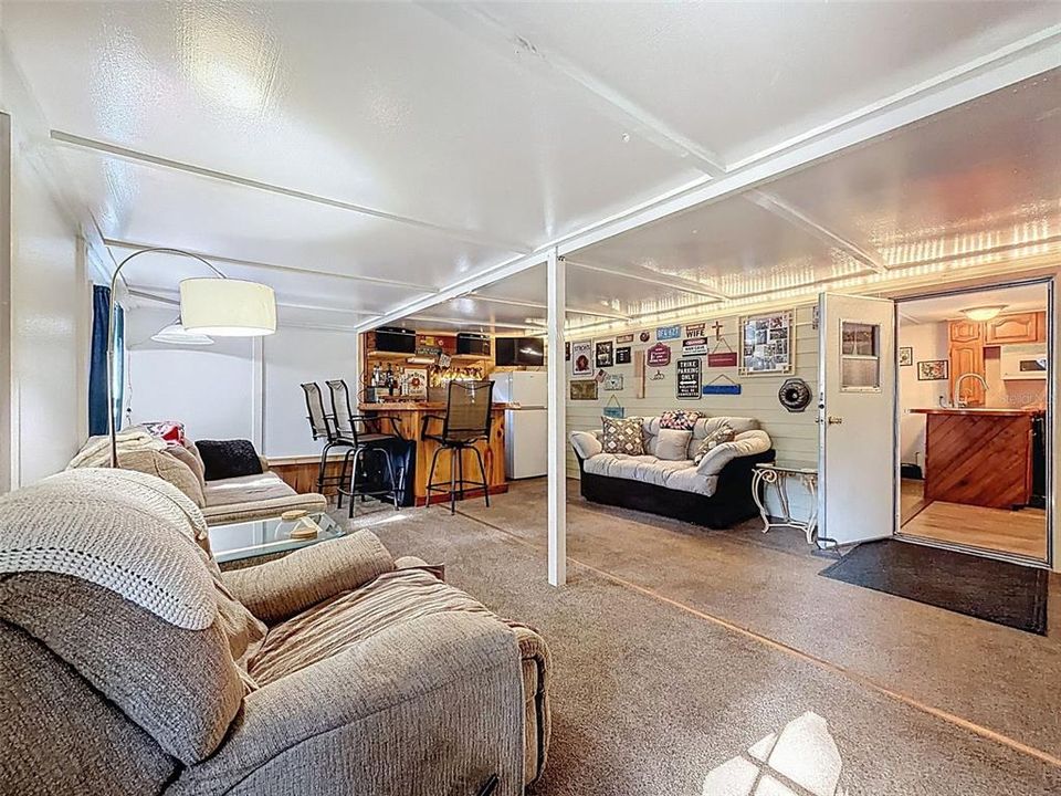 For Sale: $129,900 (2 beds, 1 baths, 960 Square Feet)