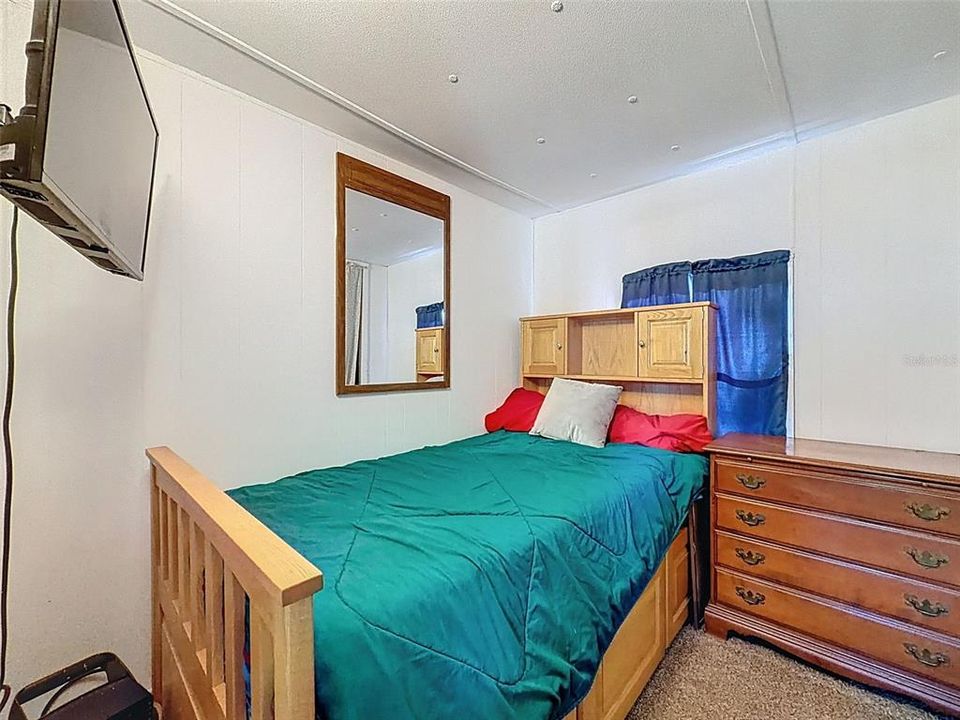 For Sale: $129,900 (2 beds, 1 baths, 960 Square Feet)