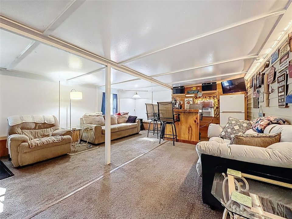 For Sale: $129,900 (2 beds, 1 baths, 960 Square Feet)