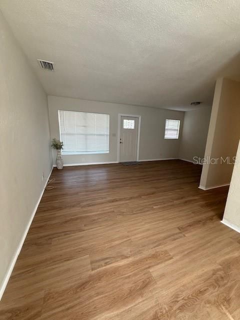 For Sale: $319,000 (2 beds, 1 baths, 875 Square Feet)
