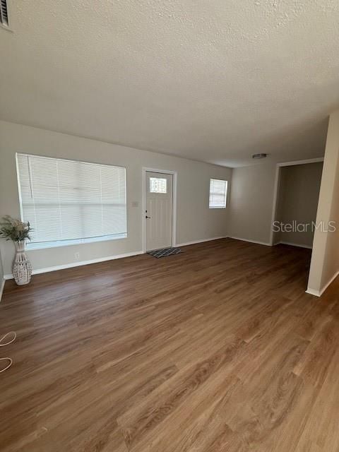 For Sale: $319,000 (2 beds, 1 baths, 875 Square Feet)