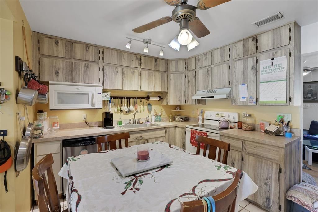 待售: $349,900 (5 贝兹, 2 浴室, 2356 平方英尺)