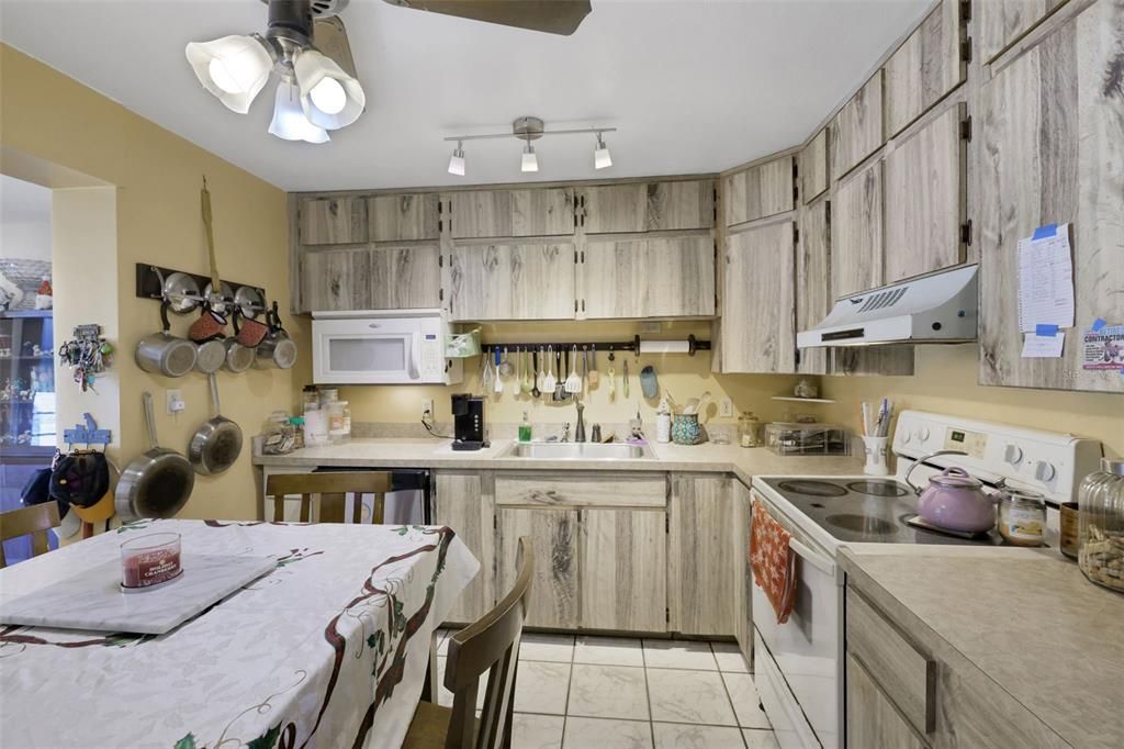 待售: $349,900 (5 贝兹, 2 浴室, 2356 平方英尺)