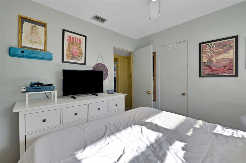 待售: $349,900 (5 贝兹, 2 浴室, 2356 平方英尺)