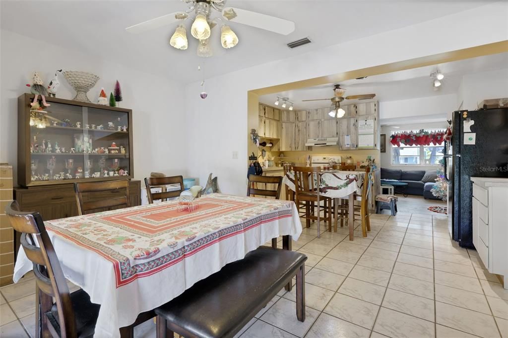 待售: $349,900 (5 贝兹, 2 浴室, 2356 平方英尺)