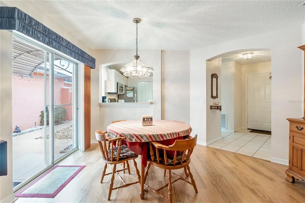 待售: $319,000 (2 贝兹, 2 浴室, 1128 平方英尺)