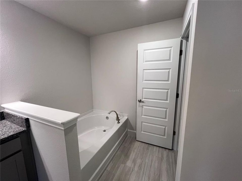 待售: $348,000 (4 贝兹, 3 浴室, 2200 平方英尺)