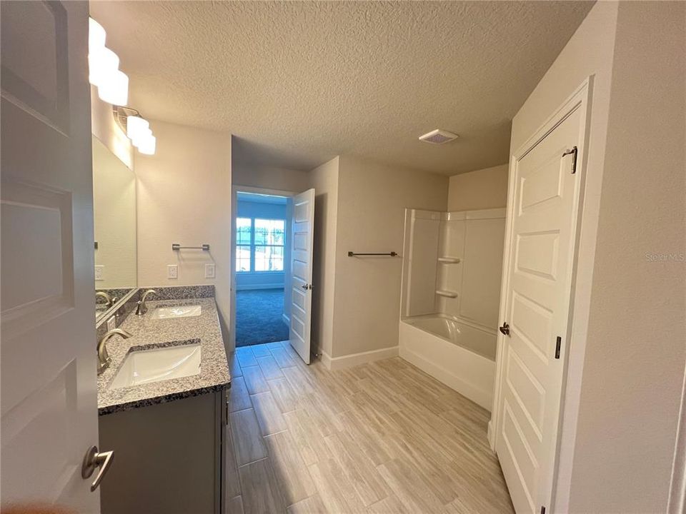 待售: $348,000 (4 贝兹, 3 浴室, 2200 平方英尺)