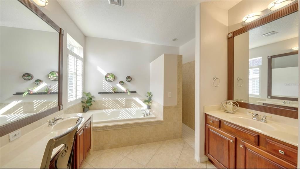 En Venta: $769,000 (5 camas, 4 baños, 3162 Pies cuadrados)