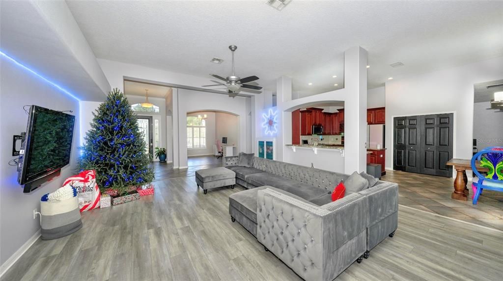 En Venta: $769,000 (5 camas, 4 baños, 3162 Pies cuadrados)