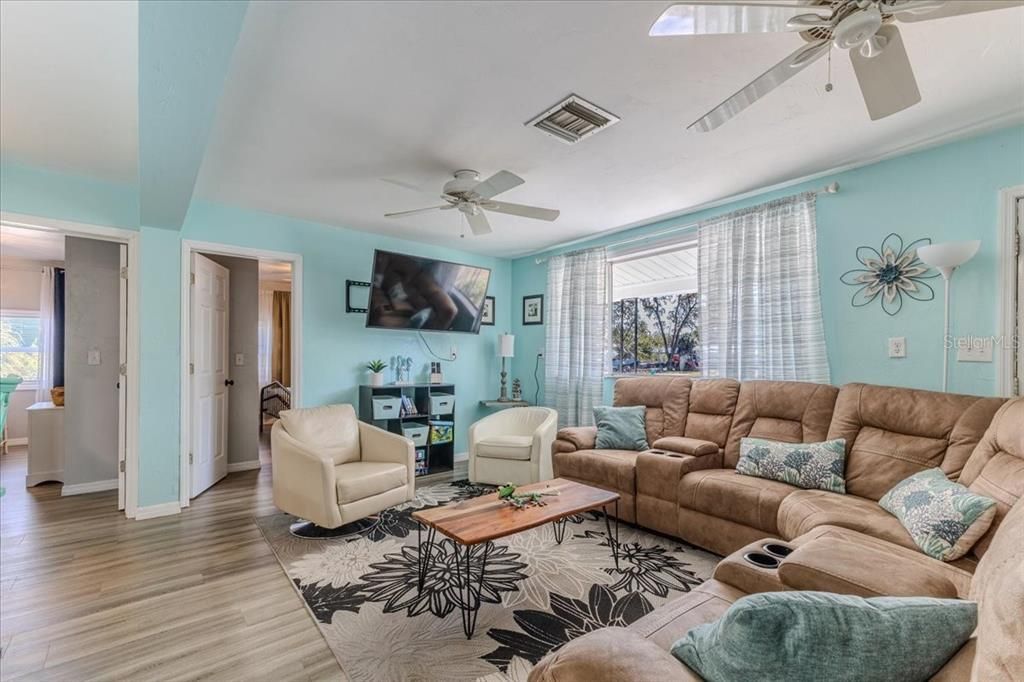 For Sale: $469,900 (4 beds, 2 baths, 1248 Square Feet)