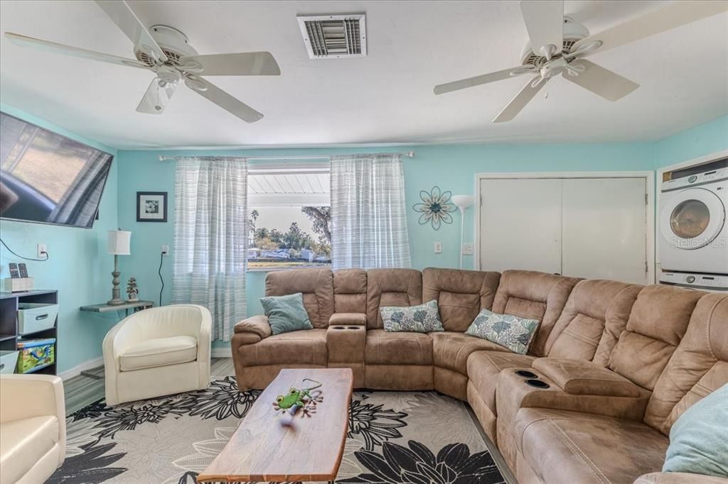 For Sale: $469,900 (4 beds, 2 baths, 1248 Square Feet)