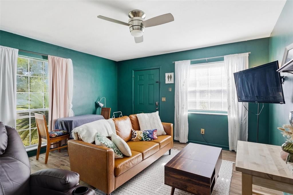 For Sale: $199,900 (2 beds, 1 baths, 567 Square Feet)