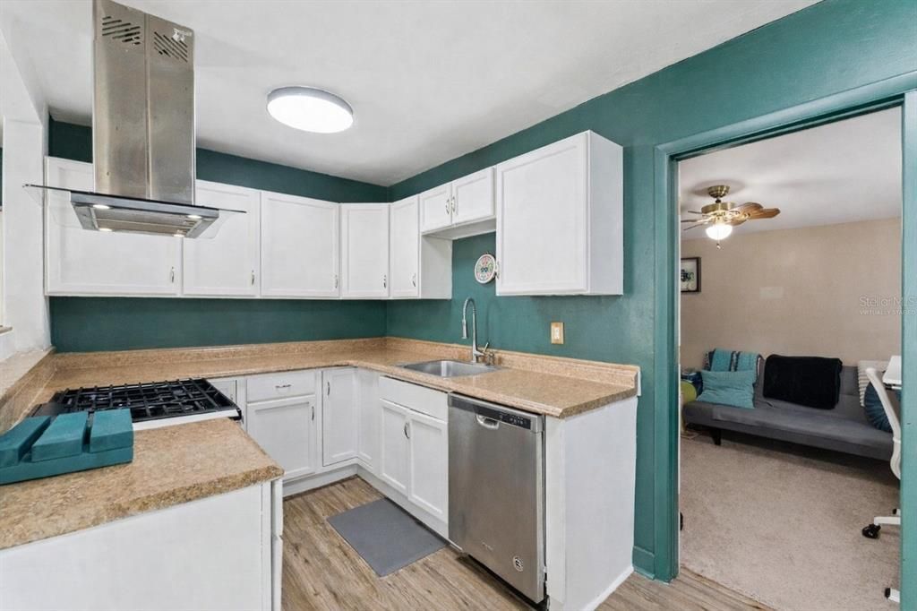 For Sale: $199,900 (2 beds, 1 baths, 567 Square Feet)