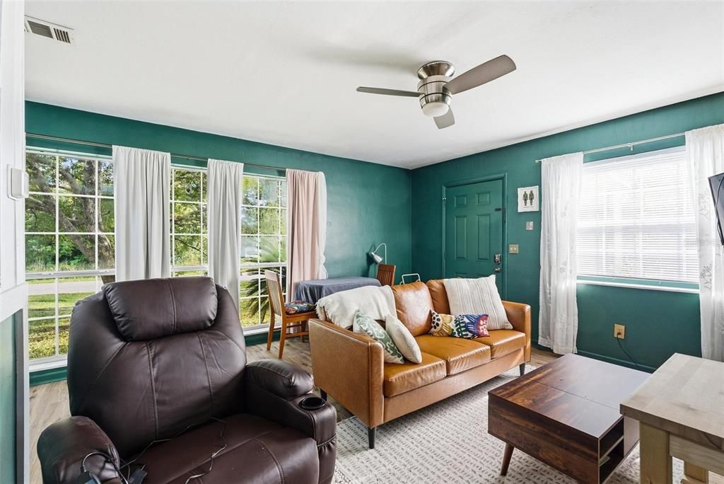 For Sale: $199,900 (2 beds, 1 baths, 567 Square Feet)