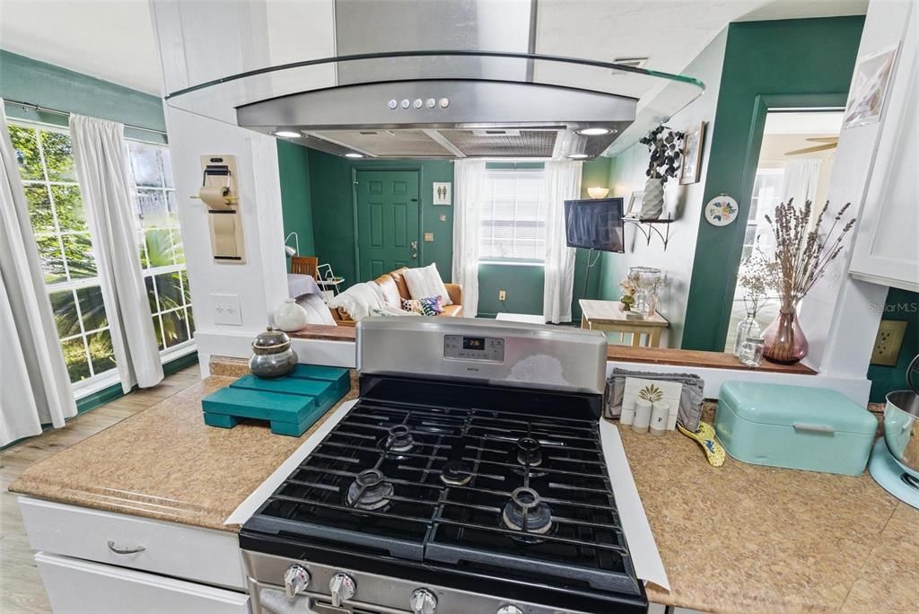 For Sale: $199,900 (2 beds, 1 baths, 567 Square Feet)