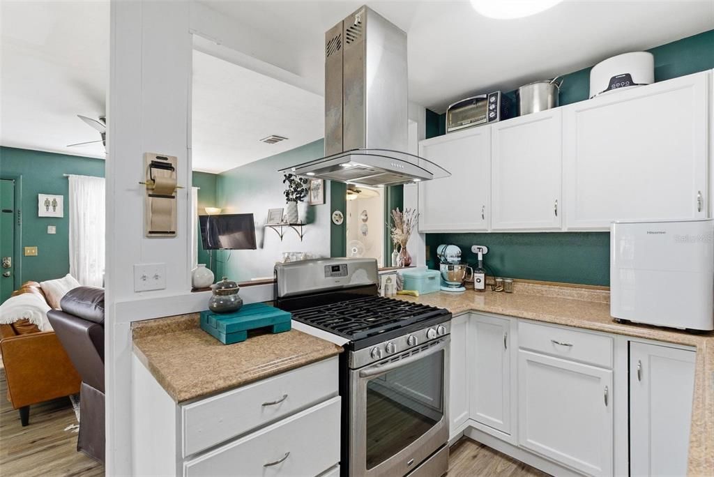 For Sale: $199,900 (2 beds, 1 baths, 567 Square Feet)