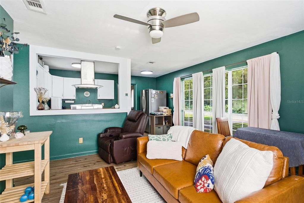 For Sale: $199,900 (2 beds, 1 baths, 567 Square Feet)