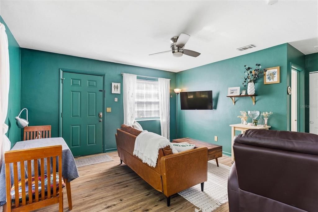 For Sale: $199,900 (2 beds, 1 baths, 567 Square Feet)