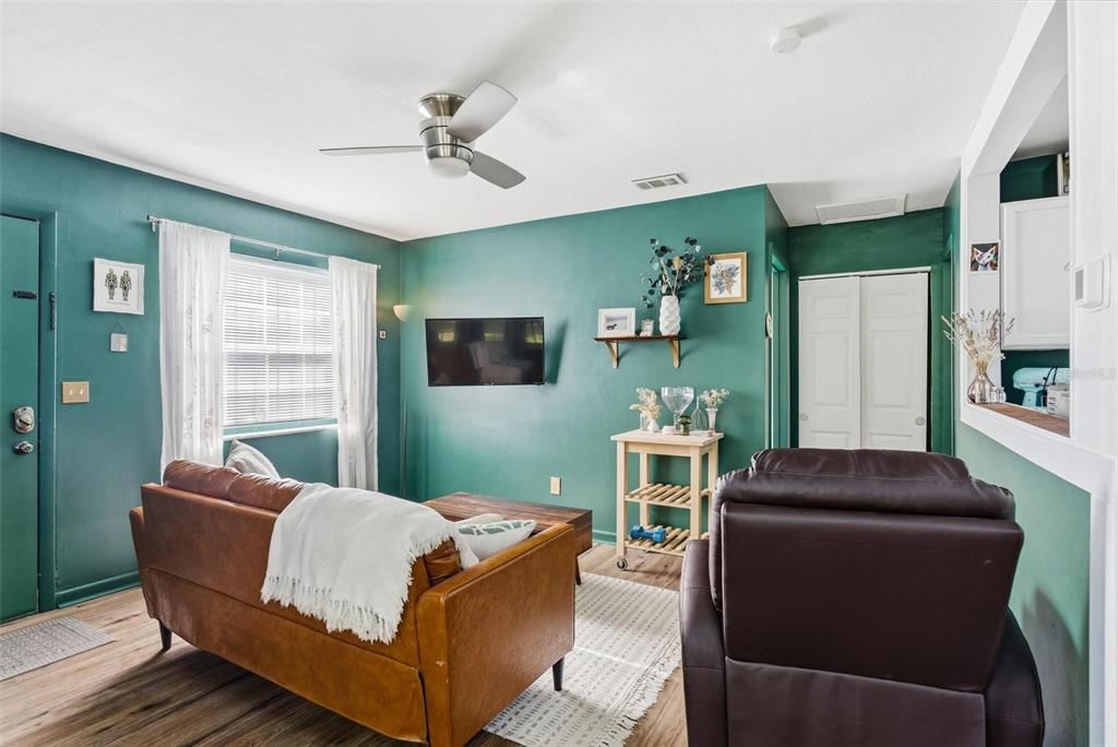 For Sale: $199,900 (2 beds, 1 baths, 567 Square Feet)