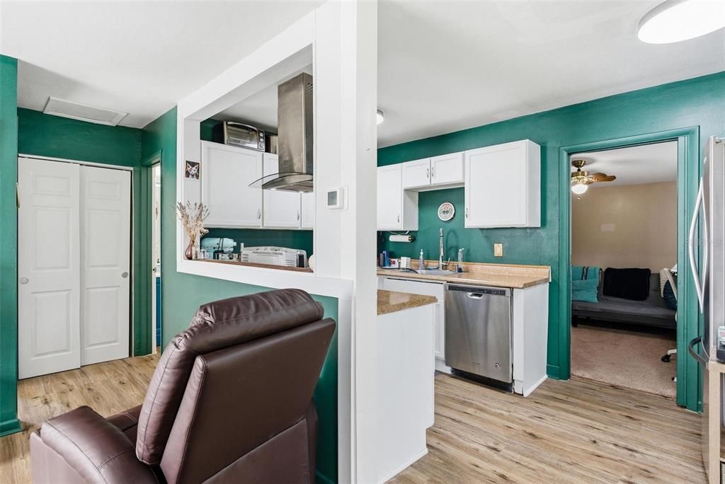 For Sale: $199,900 (2 beds, 1 baths, 567 Square Feet)