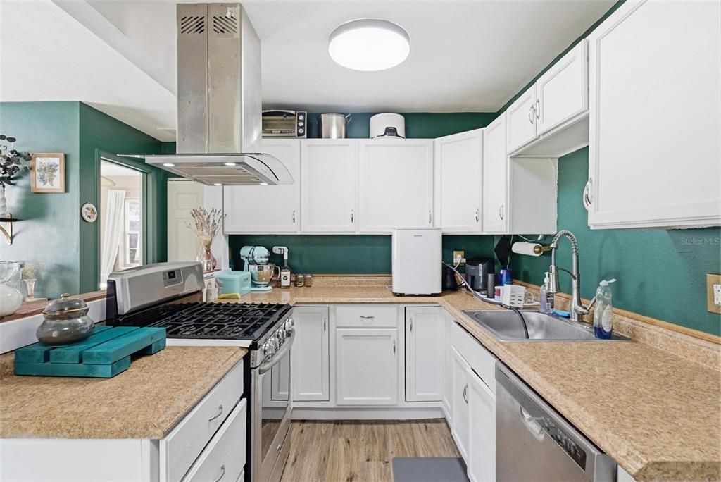 For Sale: $199,900 (2 beds, 1 baths, 567 Square Feet)