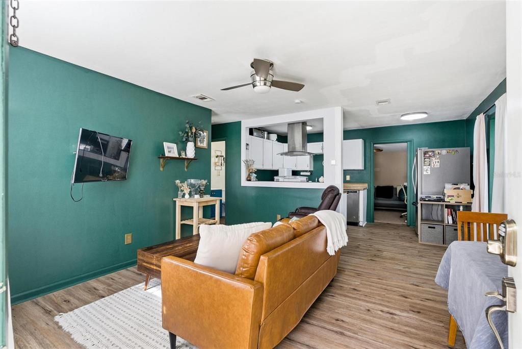 For Sale: $199,900 (2 beds, 1 baths, 567 Square Feet)