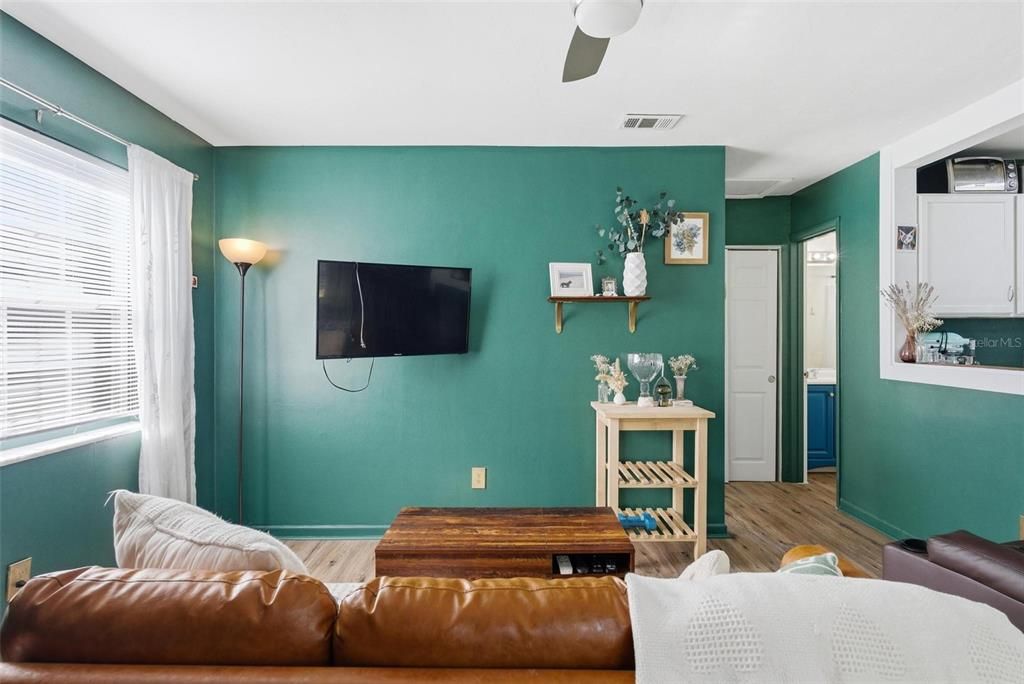 For Sale: $199,900 (2 beds, 1 baths, 567 Square Feet)